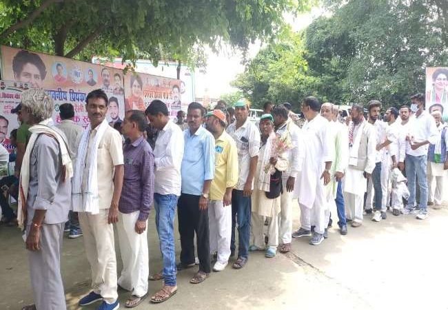 दो दिवसीय दौरे पर रायबरेली पहुंचीं प्रियंका वाड्रा, मुलाकात के लिए कांग्रेस पदाधिकारियों की लगी लंबी कतार