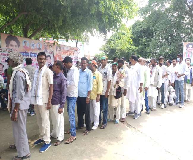 दो दिवसीय दौरे पर रायबरेली पहुंचीं प्रियंका वाड्रा, मुलाकात के लिए कांग्रेस पदाधिकारियों की लगी लंबी कतार
