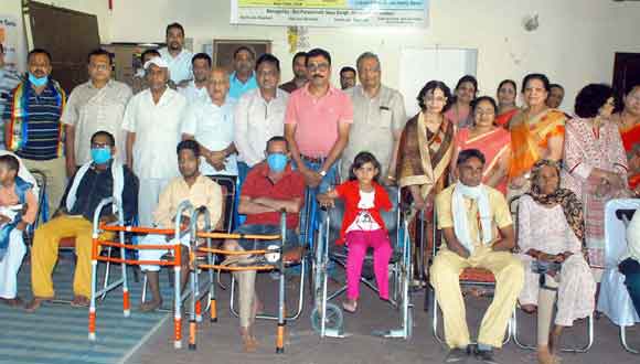 विकलांग लोगों को वितरित किए कृत्रिम अंग
