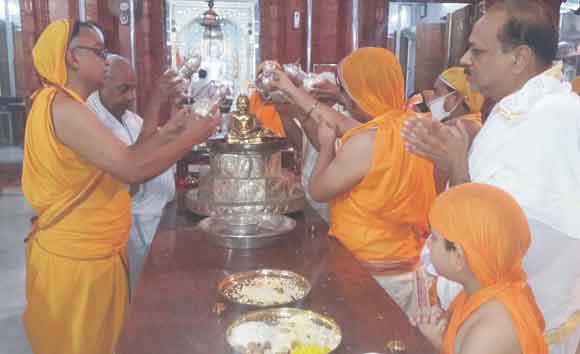 तीसरे दिन भी जैन श्रावकों ने मंदिरों में की पूजा-अर्चना