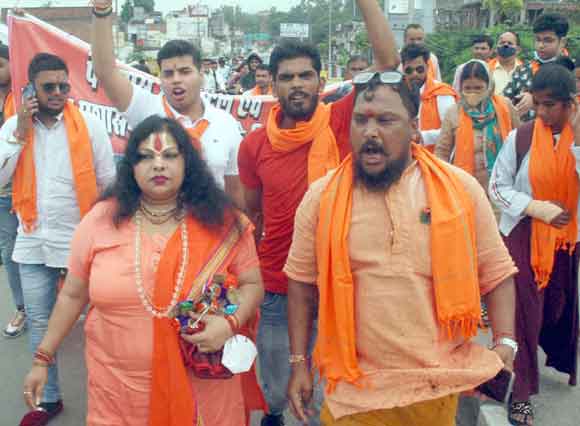 नर्सिंग होम के कर्मचारियों के खिलाफ कार्रवाई की मांग को लेकर दिया धरना