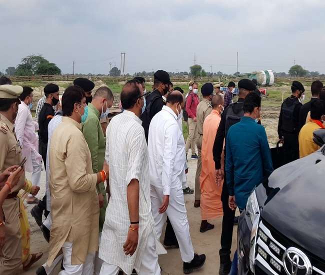 एक महीने में चौथी बार सीएम पहुंचे अलीगढ़, प्रधानमंत्री के कार्यक्रम का लेंगे जायजा