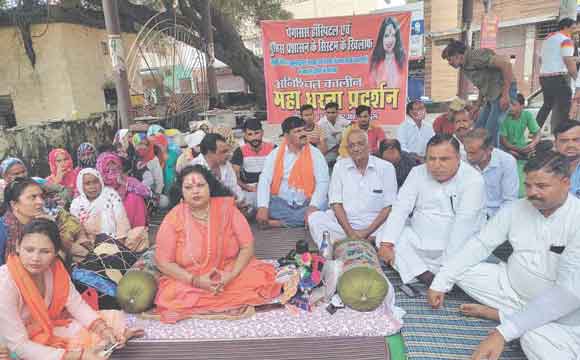 दूसरे दिन भी जारी रहा साध्वी के अनुयायियों का धरना