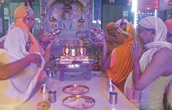 चौथे दिन भी श्रद्धालुओं ने की पूजा-अर्चना