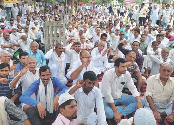 कम मुआवजा मिलने से आक्रोशित किसानों ने किया मंडलायुक्त कार्यालय का घेराव