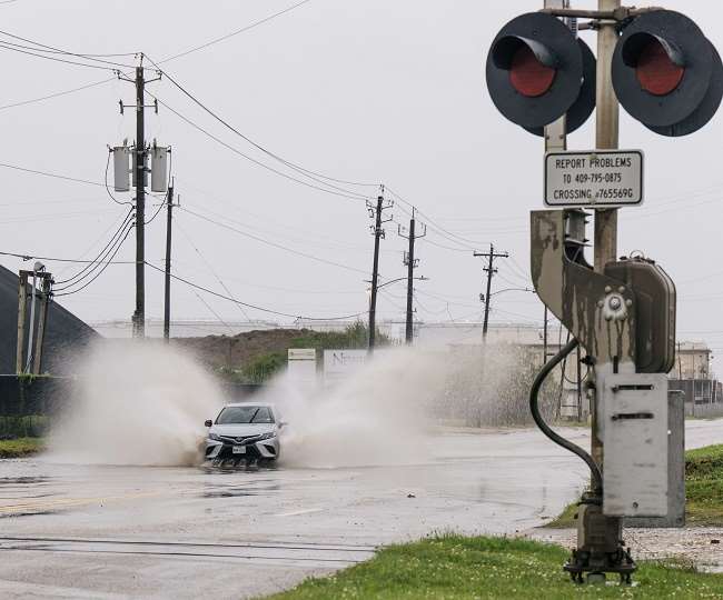 अमेरिका में निकोलस तूफान से भारी बारिश और बाढ़ का खतरा, लुइसियाना में इमरजेंसी घोषित