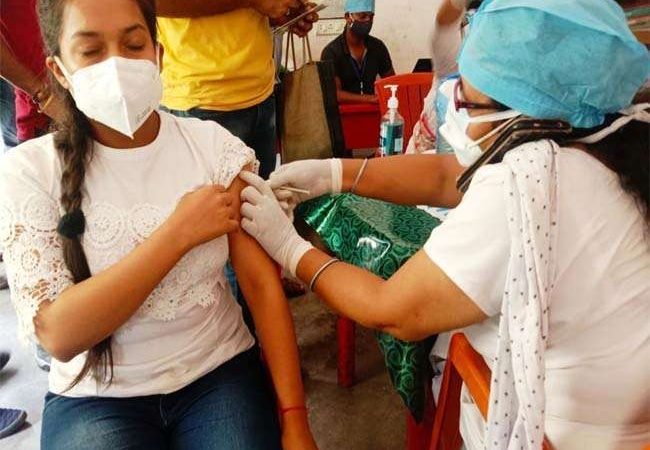 लक्ष्य की तरफ तेजी से बढ़ रहा टीकाकरण अभियान, प्रतिदिन औसतन 65 लाख के आसपास टीके लगाए जा रहे