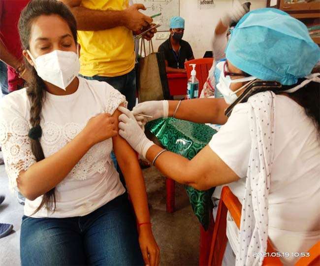 लक्ष्य की तरफ तेजी से बढ़ रहा टीकाकरण अभियान, प्रतिदिन औसतन 65 लाख के आसपास टीके लगाए जा रहे