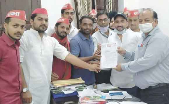 विभिन्न मांगों को लेकर सपा छात्रसभा ने सौंपा ज्ञापन