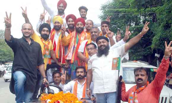 भाजपा अल्पसंख्यक मोर्चा कार्यकर्ताओं ने निकाला रोड शो