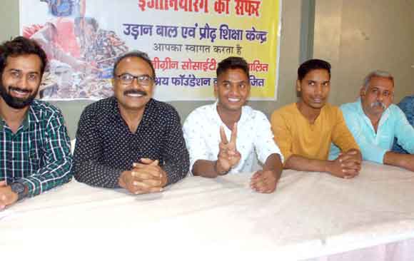उड़ान संस्था ने दो बच्चों का कराया इंजीनियरिंग कालेज में एडमिशन