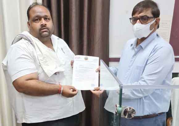 गृह व जल कर वृद्धि के खिलाफ पार्षद ने नगरायुक्त को सौंपा ज्ञापन