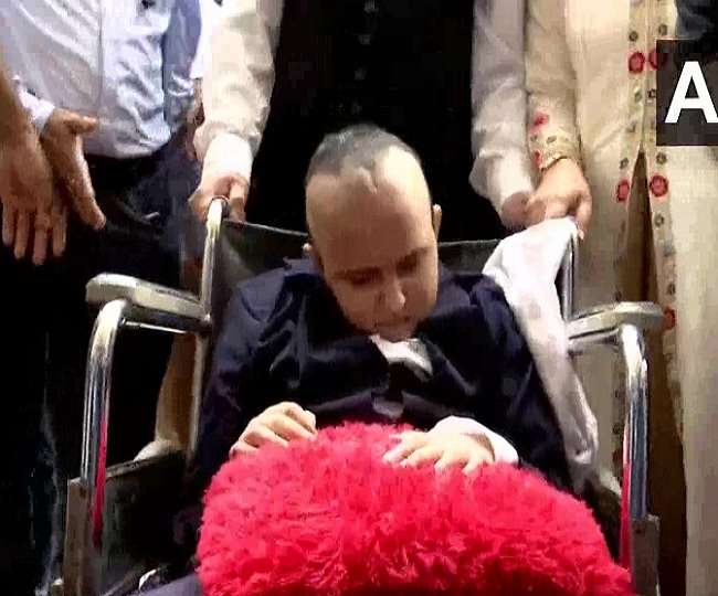 गुजरात: एक दिन की जिला कलेक्टर बनी 11 वर्षीय फ्लोरा असोदिया