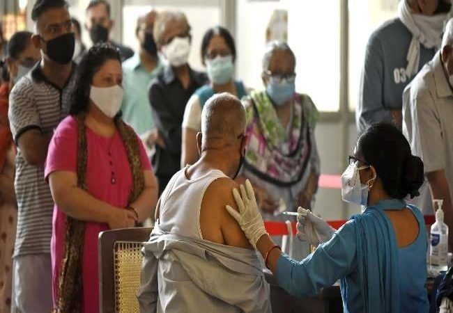 India COVID-19 Updates: कोरोना के मामलों में उतार-चढ़ाव जारी, 30,773 नए मामलों के साथ 309 लोगों की मौत