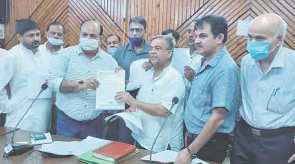 आईआईए के प्रतिनिधिमंडल ने डीएम को सौंपा ज्ञापन