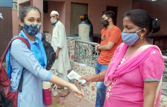 पहले दिन स्कूल पहुंचे बच्चों के चेहरों पर दिखाई दी खुशी की झलक