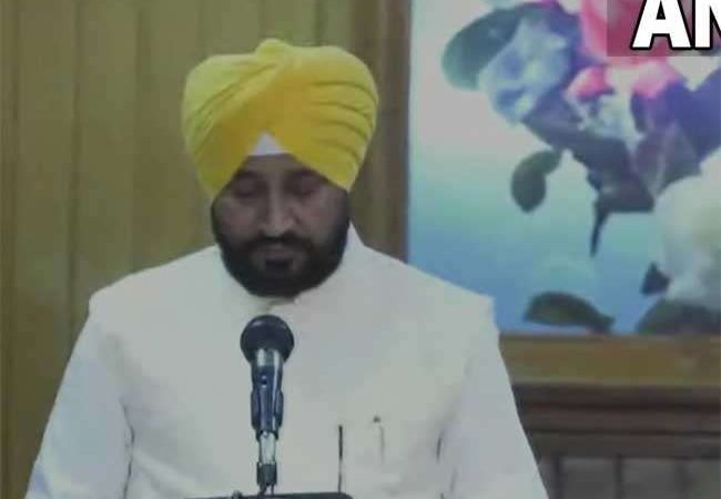 LIVE Punjab New CM Oath : पंजाब के नए सीएम चरणजीत चन्‍नी ने ली शपथ, साेनी व रंधावा ने भी ली डिप्‍टी सीएम की शपथ
