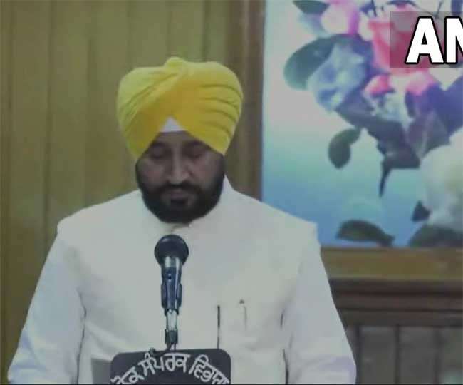 LIVE Punjab New CM Oath : पंजाब के नए सीएम चरणजीत चन्नी ने ली शपथ, साेनी व रंधावा ने भी ली डिप्टी सीएम की शपथ