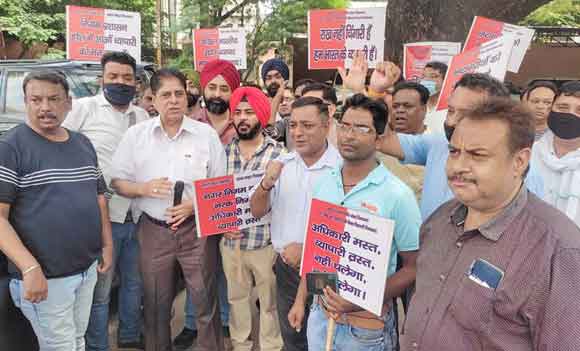व्यापारियों ने समस्याओं को लेकर किया नगर निगम पर जोरदार प्रदर्शन