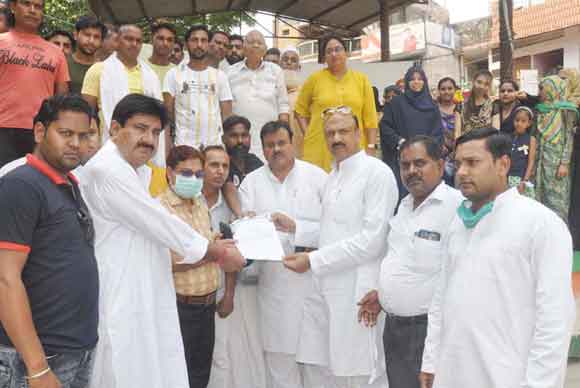 जिला मुख्यालय पर गरजे रालोद कार्यकर्ता, सौंपा ज्ञापन