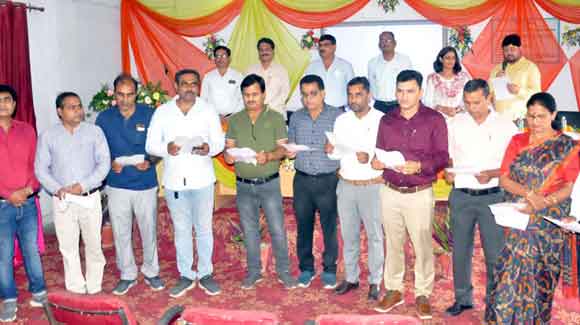 नवनिर्वाचित कार्यकारिणी को दिलाई शपथ