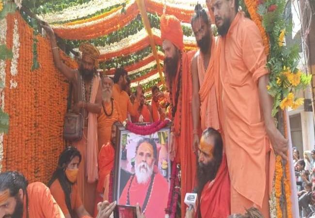 श्रीमठ बाघम्‍बरी गद्दी से निकली महंत की अंतिम यात्रा, उमड़े भक्‍त