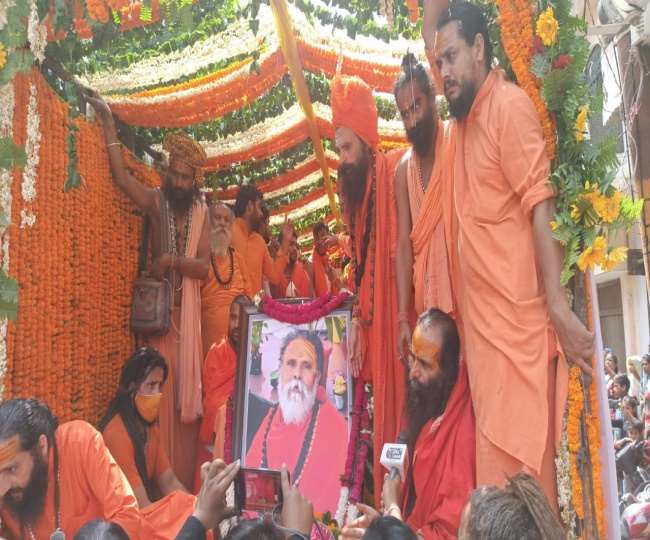 श्रीमठ बाघम्बरी गद्दी से निकली महंत की अंतिम यात्रा, उमड़े भक्त