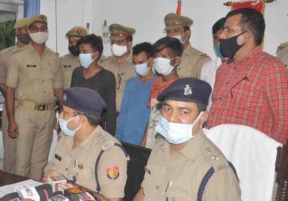 पुलिस ने किया विनय हत्याकांड का खुलासा, दोस्तों ने ही की थी हत्या, तीन हत्यारे आलाकत्ल सहित गिरफ्तार