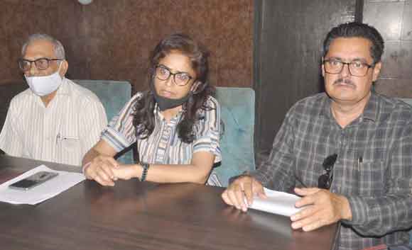 महिला ने धोखे से दुकान पर कब्जा करने का लगाया आरोप