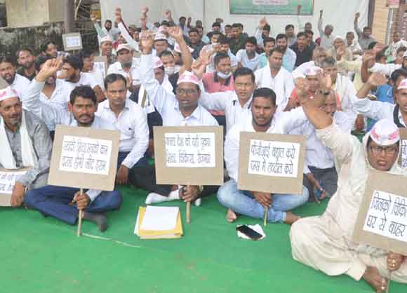 मेडिकल कालेज में पीजीआई स्तर की सुविधाओं की मांग को लेकर सौंपा ज्ञापन