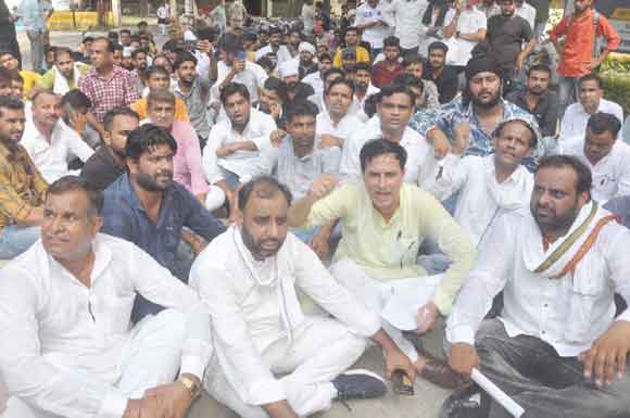 गुर्जर समाज ने पैदल मार्च निकालकर सौंपा ज्ञापन, की कार्रवाई की मांग