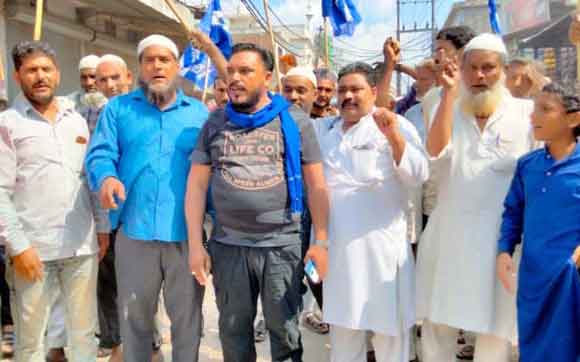 सडक़ निर्माण की मांग को लेकर आसपा कार्यकर्ताओं ने किया प्रदर्शन