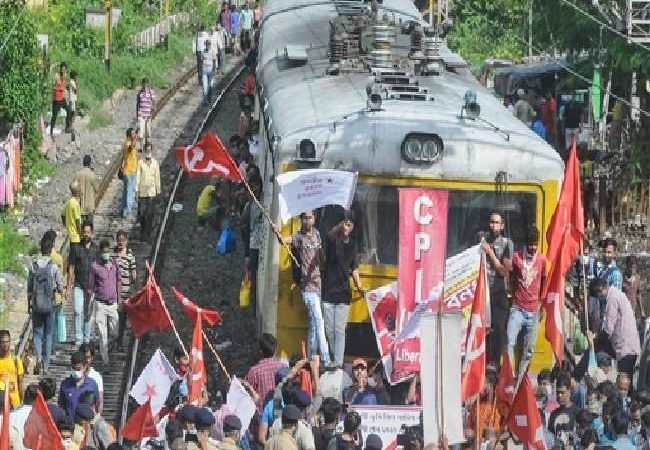 Bharat Bandh Today: भारत बंद से देशभर में यातायात प्रभावित, किसानों ने किया रेलवे ट्रैक-हाईवे जाम; कई ट्रेनें रद