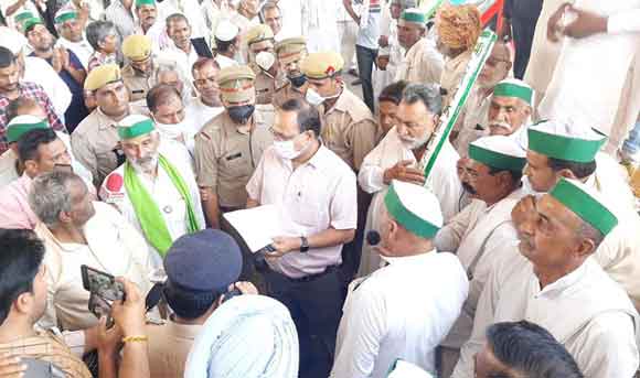 किसानों ने विभिन्न मार्गों पर जाम लगाकर कृषि कानूनों के खिलाफ जताया रोष
