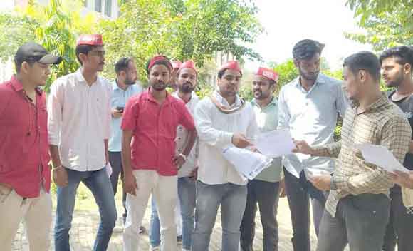 छात्र-छात्राओं से संवाद कर ली समस्याओं की जानकारी