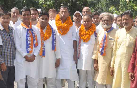 अपना दल की समीक्षा बैठक में अधिकारियों द्वारा अनदेखी करने पर जताया रोष