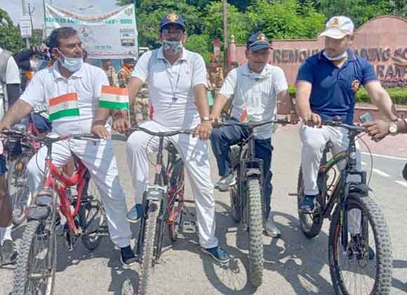 ईटा नगर से राजघाट, नई दिल्ली तक आईटीबीपी के पदाधिकारियों की साईकिल रैली का जिला प्रशासन ने किया स्वागत