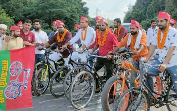 साइकिल यात्रा निकालकर किया छात्र-छात्राओं को जागरूक