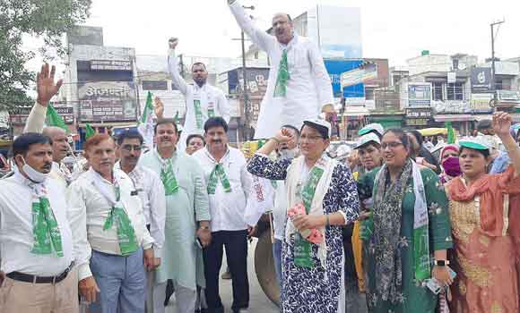 रसोई गैस की बढ़ी कीमतों के विरोध में रालोद ने किया प्रदर्शन