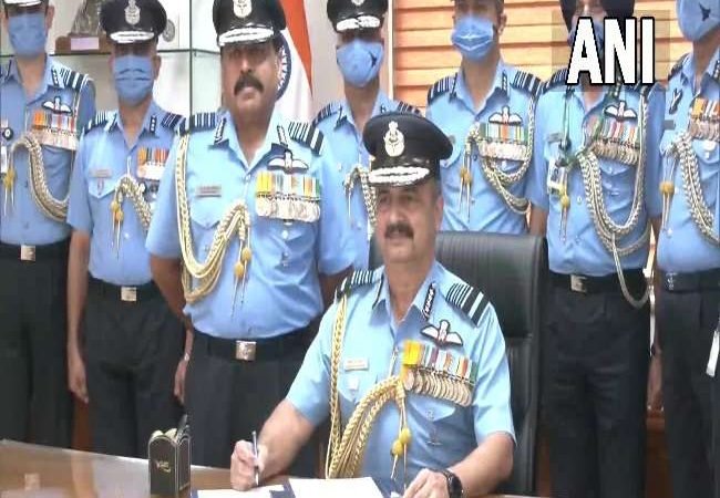 एयर चीफ मार्शल वीआर चौधरी बने नए वायुसेना प्रमुख, आरकेएस भदौरिया की जगह ली