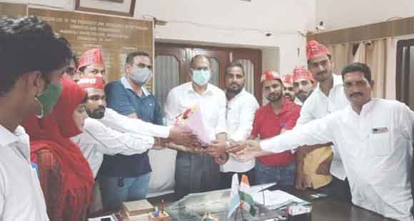 सपा छात्रसभा ने किया शिक्षकों सम्मान, जानी छात्र-छात्राओं की समस्या