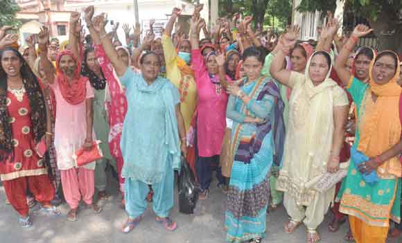 मानदेय की मांग को लेकर डीएम कार्यालय पर किया प्रदर्शन
