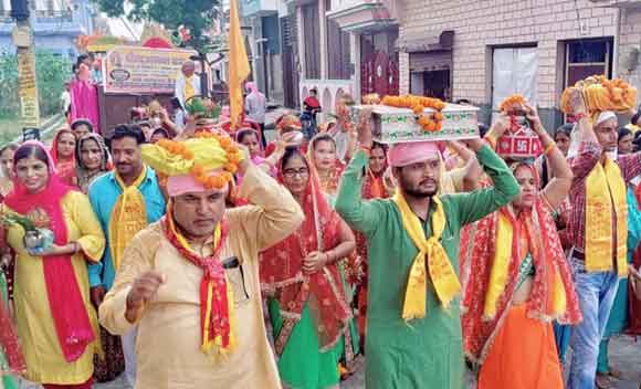 श्रीमद भागवत कथा के शुभारम्भ पर निकाली मंगल जल कलश यात्राी