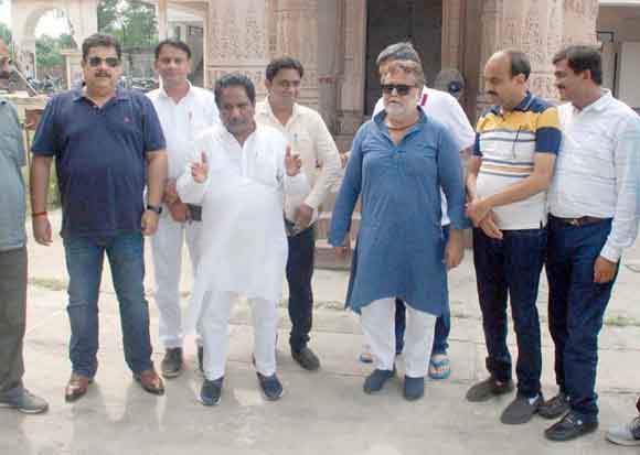 पूजा-अर्चना के साथ किया विशाल भंडारा आयोजित