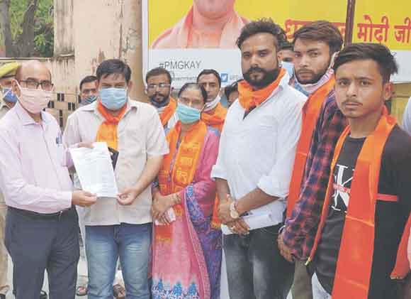 अवैध कटान के विरोध में मंडलायुक्त को सौंपा ज्ञापन
