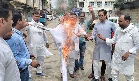 युकांइयों ने फूंका प्रदेश सरकार का पुतला