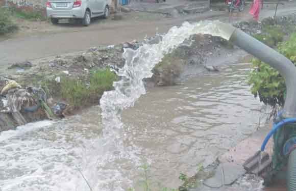 जलभराव वाले क्षेत्रों से पम्प लगाकर निकाला गया पानी