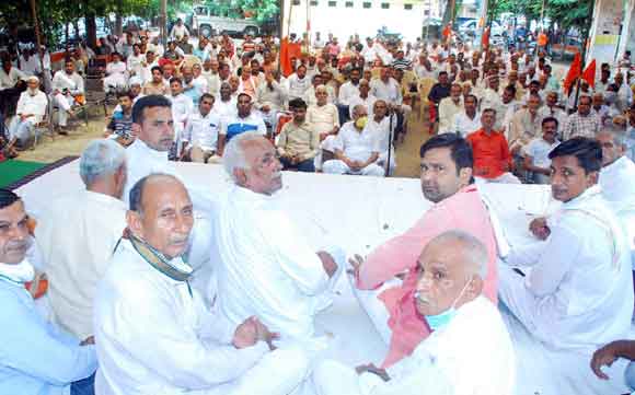 किसानों को लागत का लाभकारी मूल्य दिलाए सरकार: त्यागी