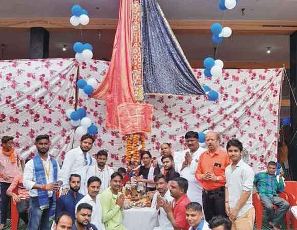 श्रद्धालुओं ने किया छड़ी पूजन