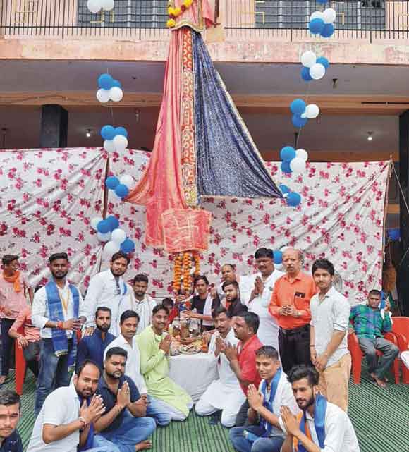 श्रद्धालुओं ने किया छड़ी पूजन